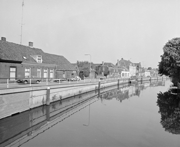 882474 Gezicht op de voorgevels van de panden Hogenoord 6-hoger te Utrecht, vanaf de David van Mollembrug over de Vecht.